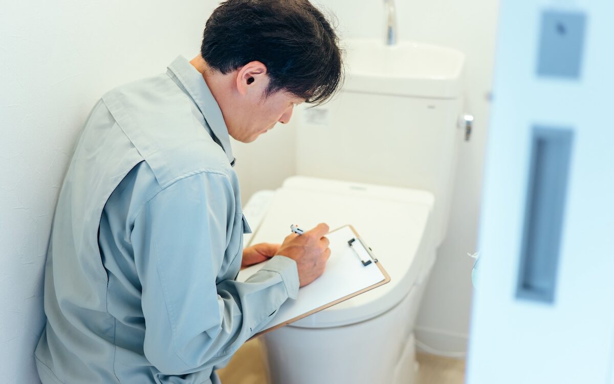 トイレから茶色い水が逆流してきたらどうすればいい？