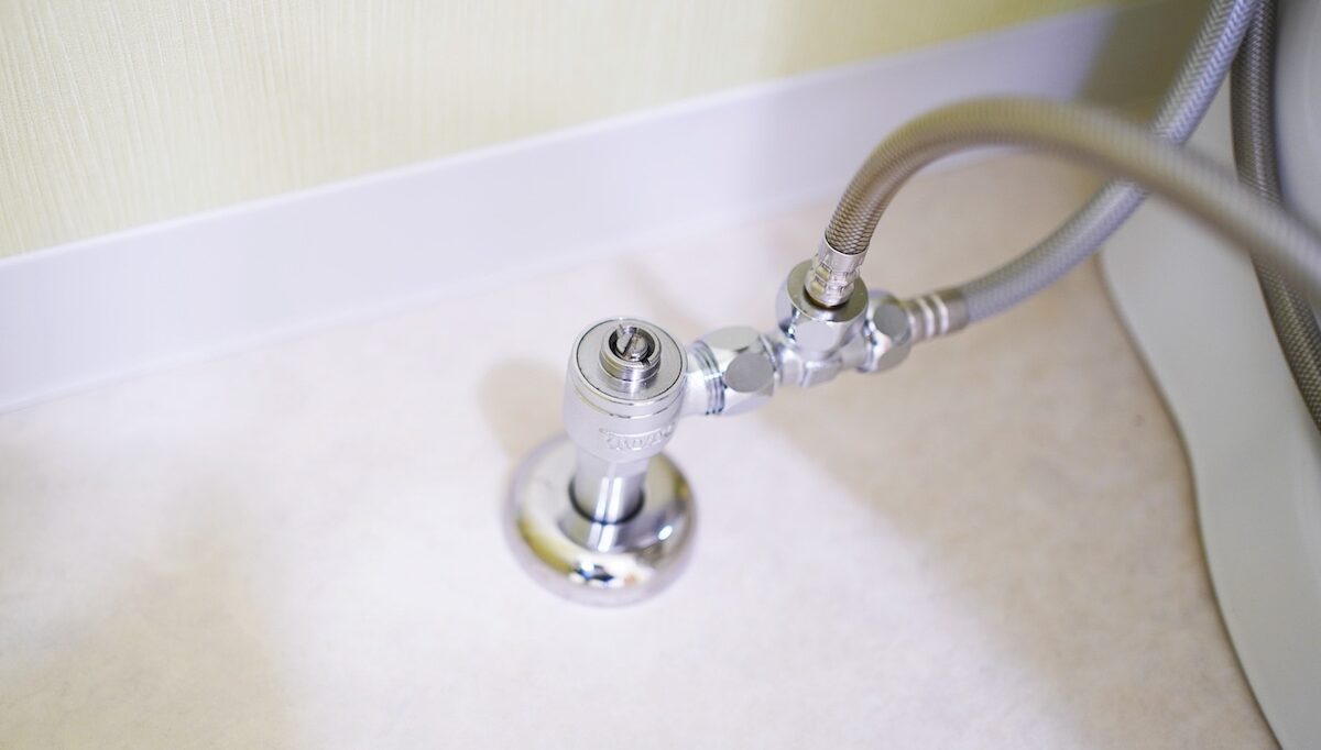 トイレの止水栓はどこにある？